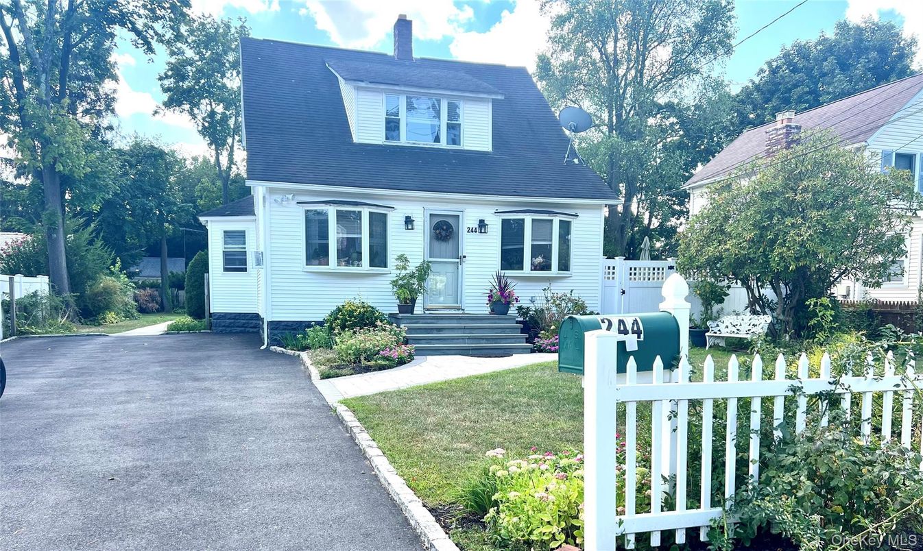 Exterior, Facade, Cape Cod