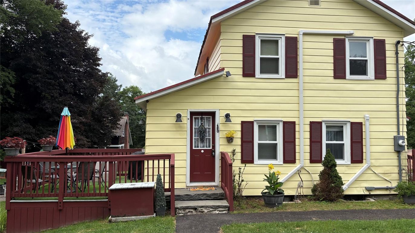 Exterior, Facade, Queen Anne Victorian
