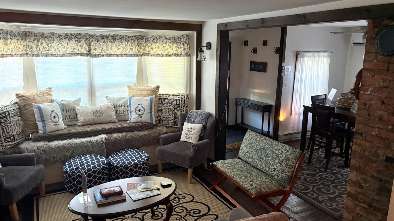 Interior, Living room, Water