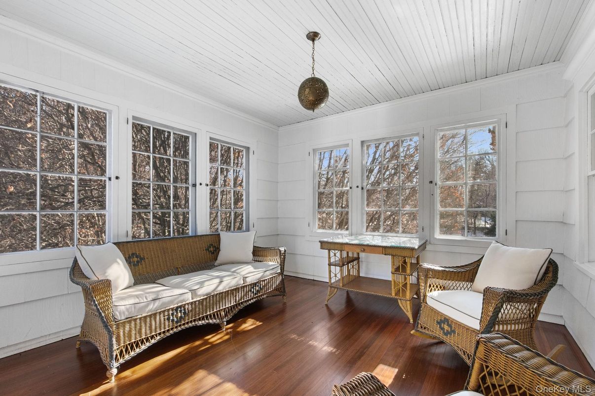 Interior, Pendant Lights, Sun Room, Wood Texture Flooring
