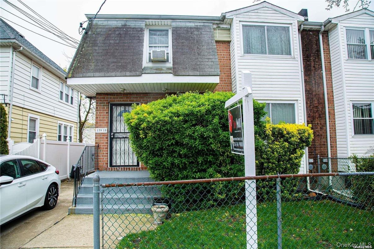 Exterior, Facade, Brick Facade, Rowhouse