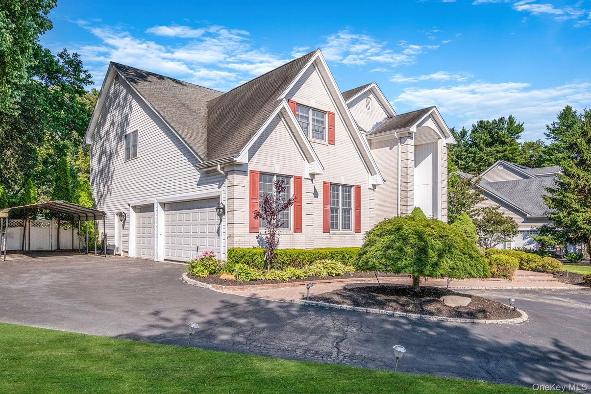 Attached, Exterior, Facade, Queen Anne Victorian