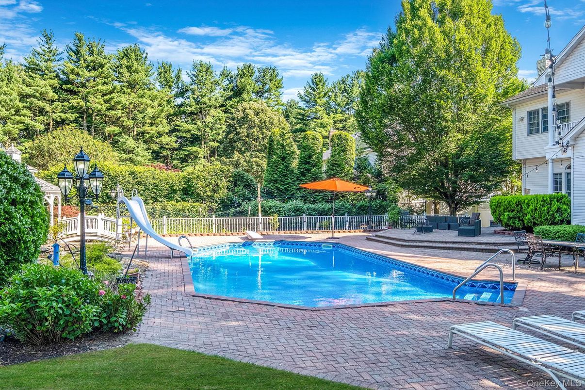 Exterior, Playground, Pool