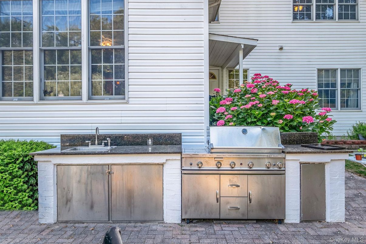 Exterior, Outdoor Kitchen