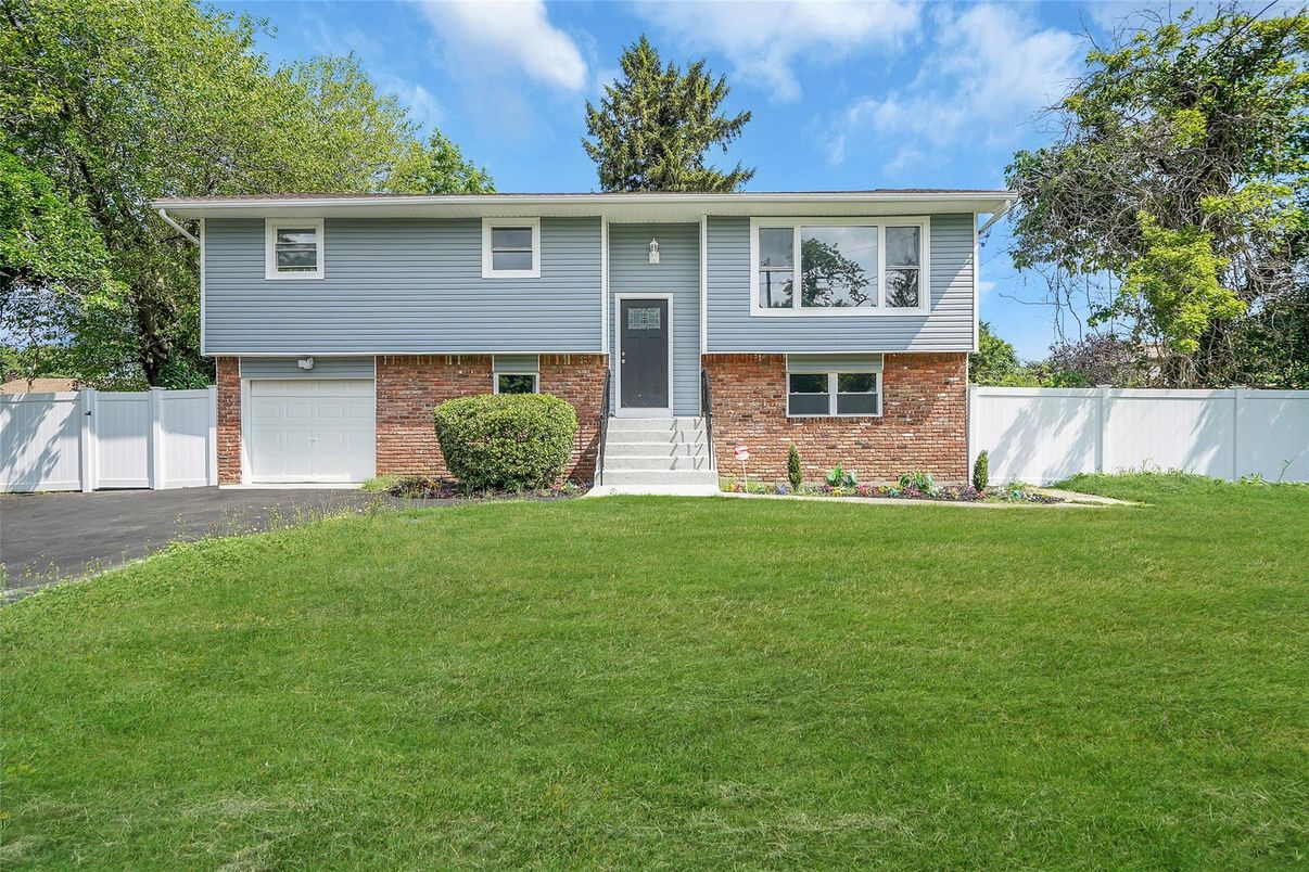 Attached, Exterior, Facade, Brick Facade, Raised Ranch