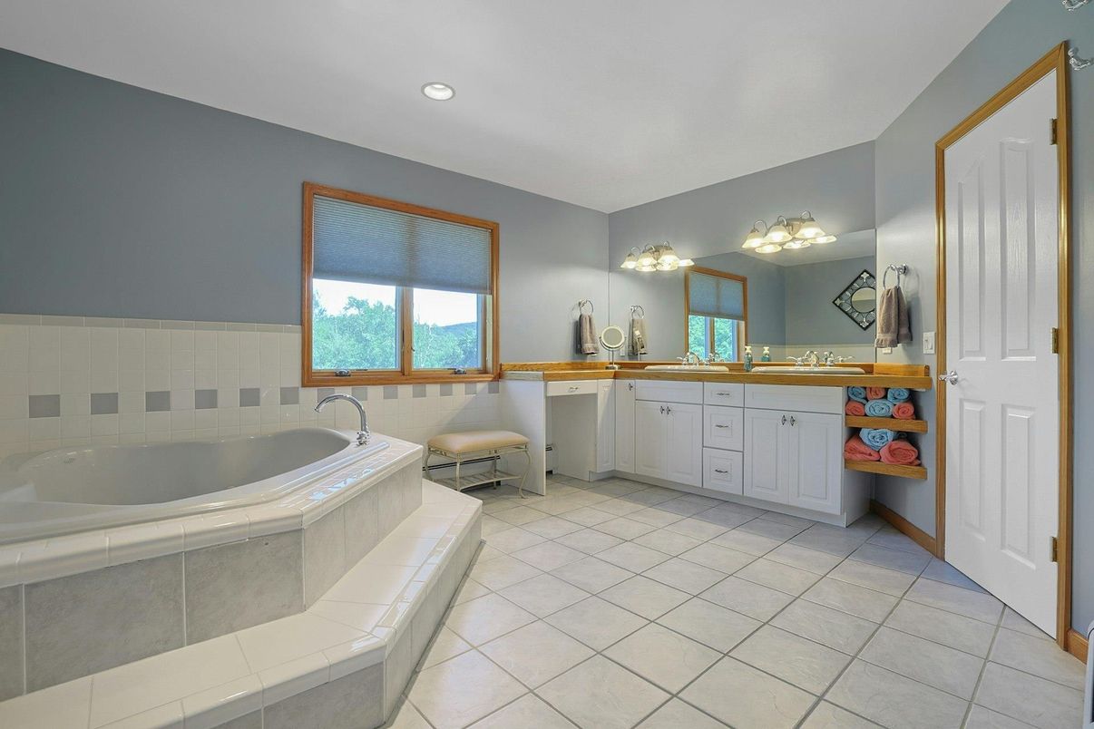 Bathroom, Dual Sink Vanities, Interior, Recessed Lighting