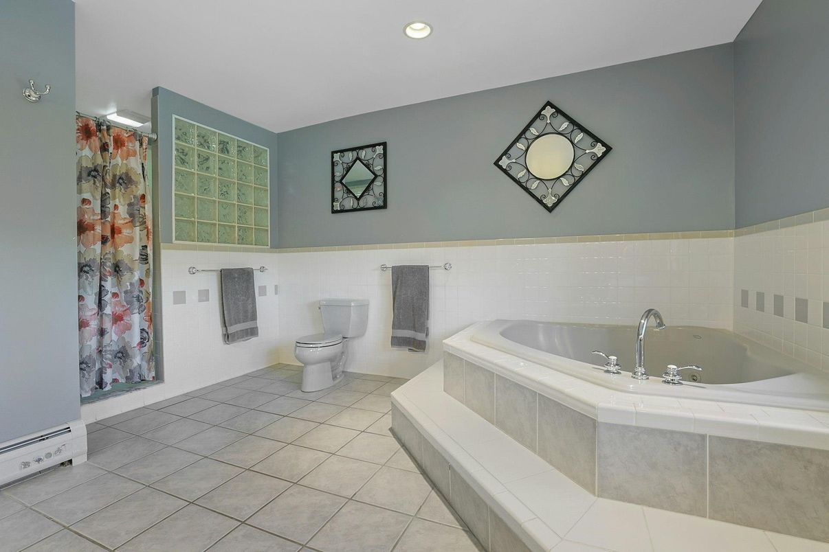 Bathroom, Interior, Recessed Lighting