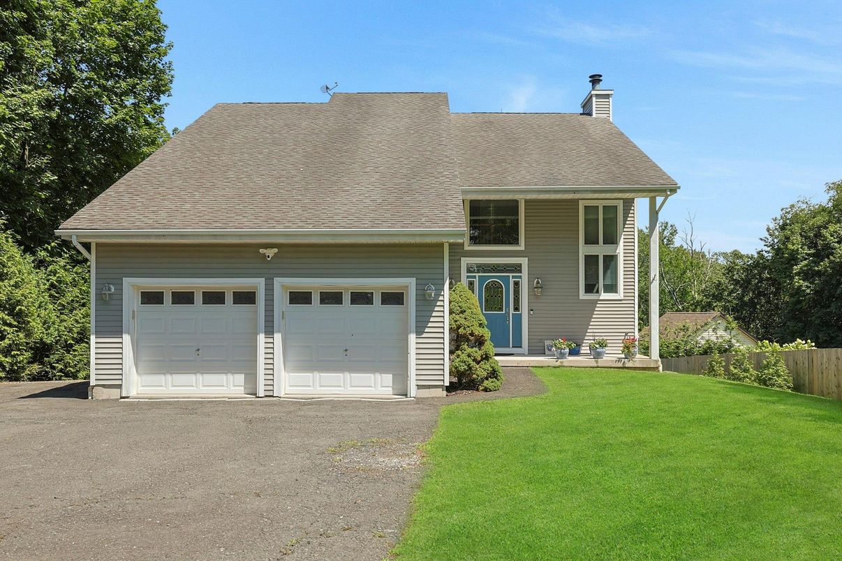 Attached, Exterior, Facade, Cape Cod