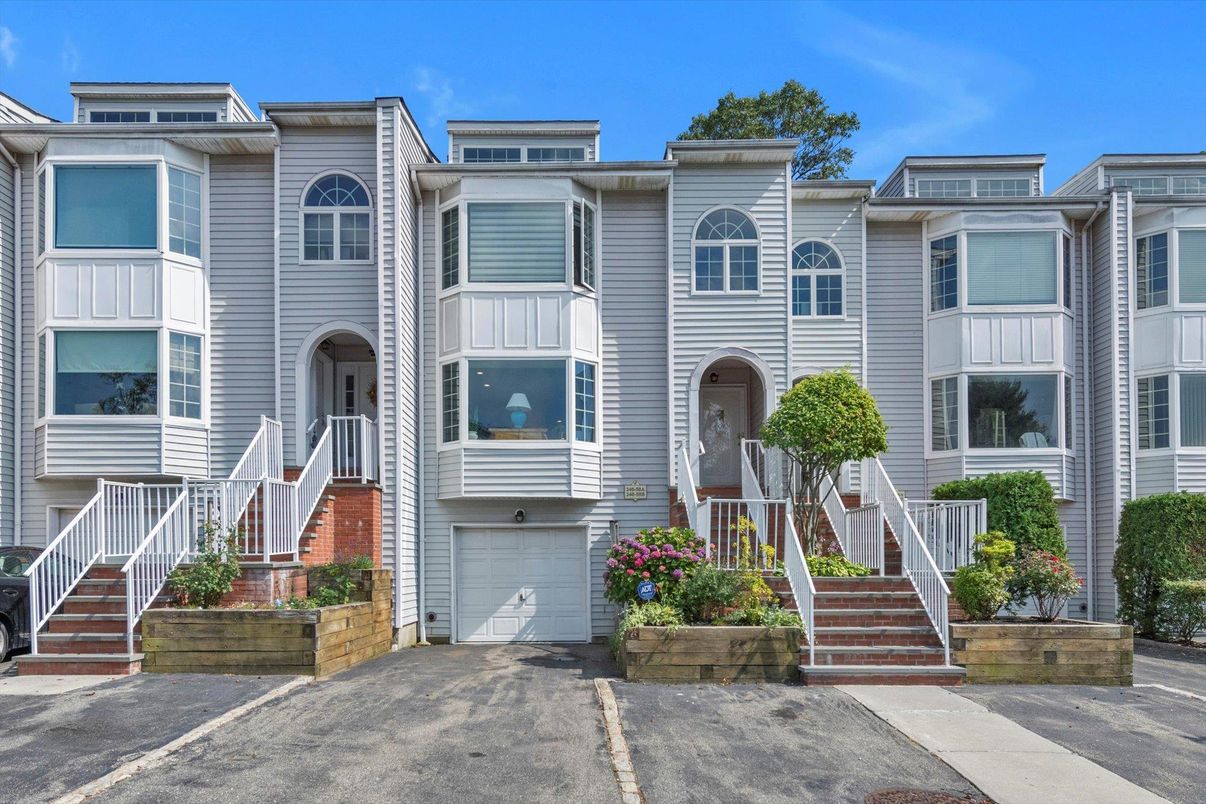 Attached, Exterior, Facade, Rowhouse