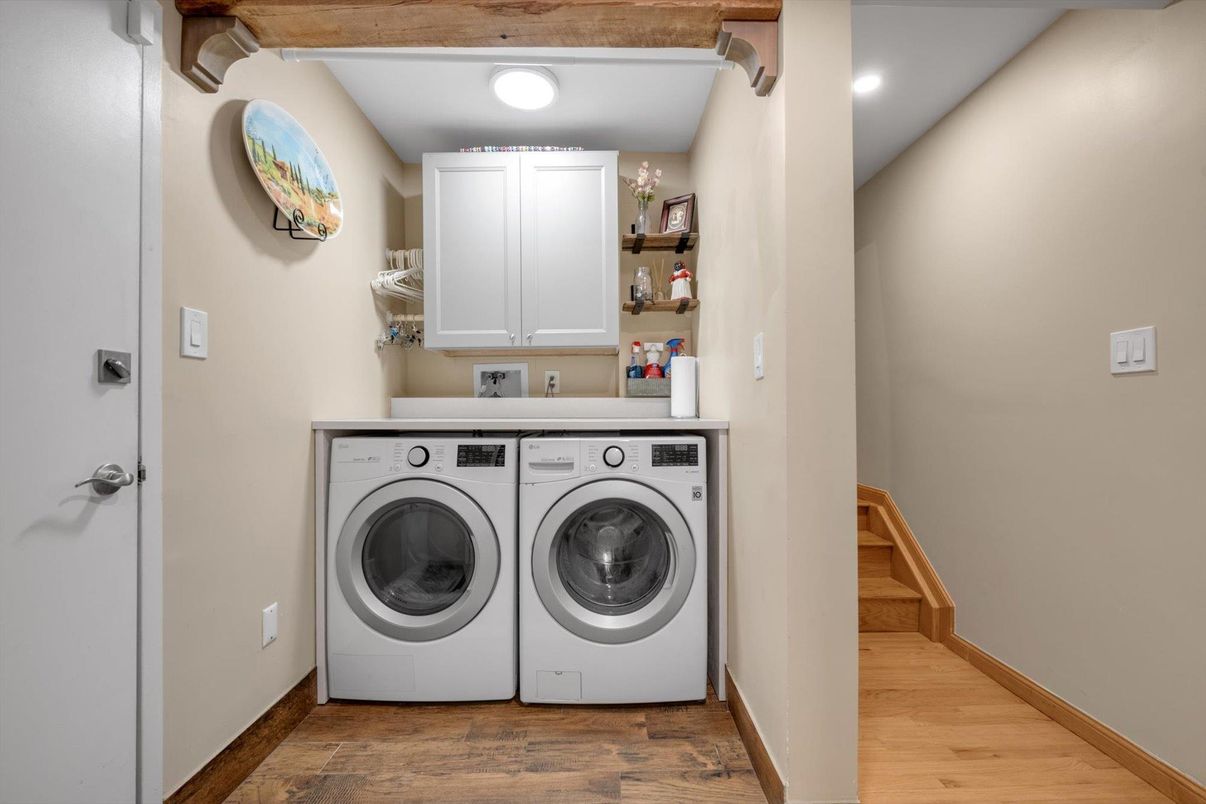 Interior, Recessed Lighting, Washer, Wood Texture Flooring