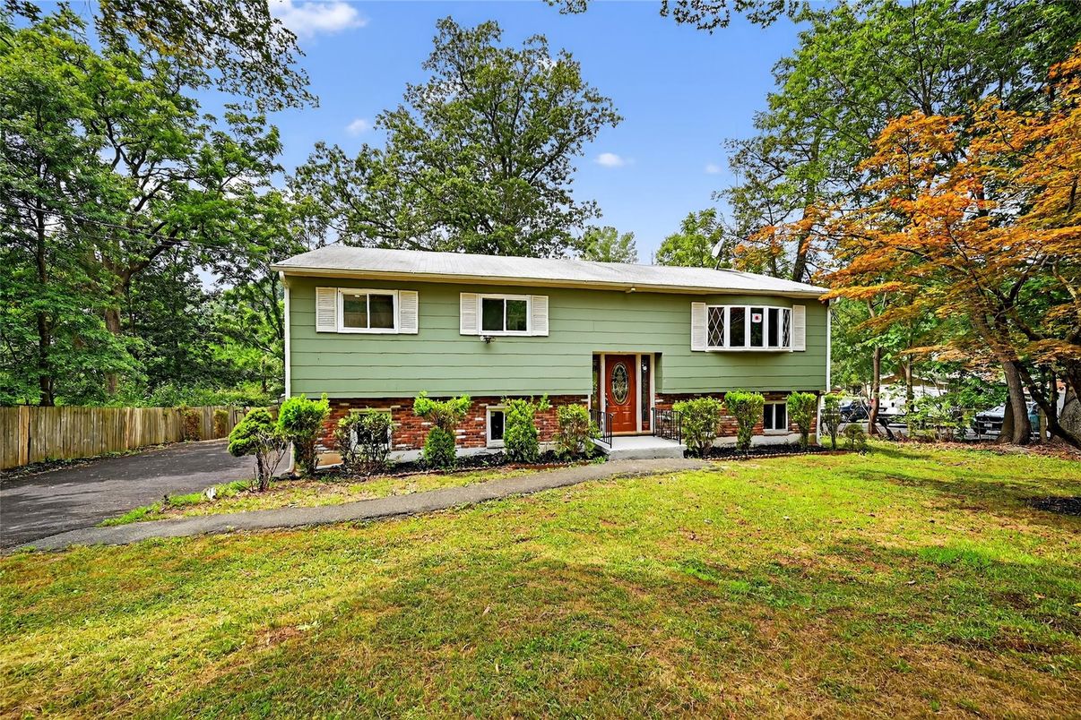 Backyard, Exterior, Facade, Brick Facade, Raised Ranch