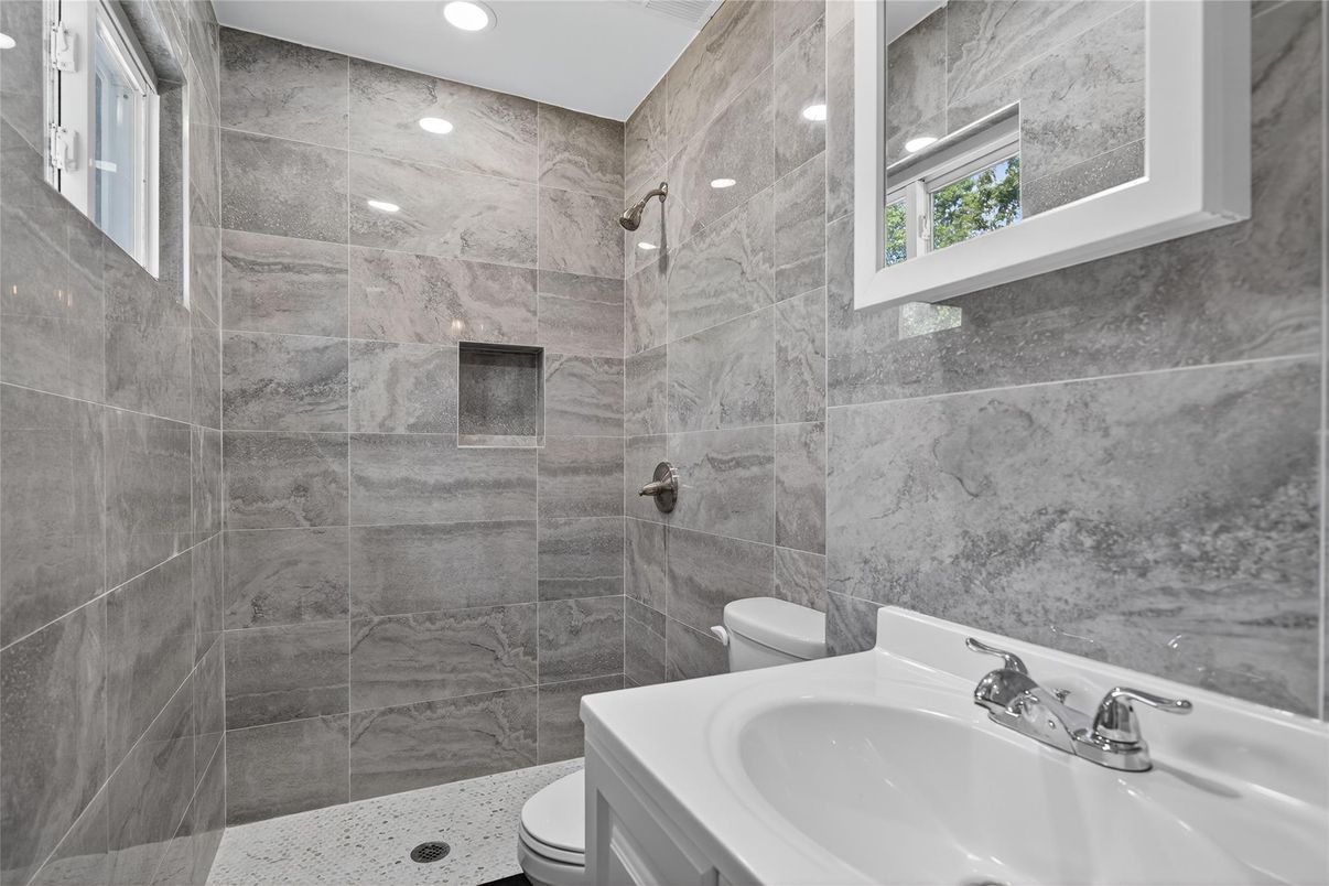 Bathroom, Interior, Recessed Lighting