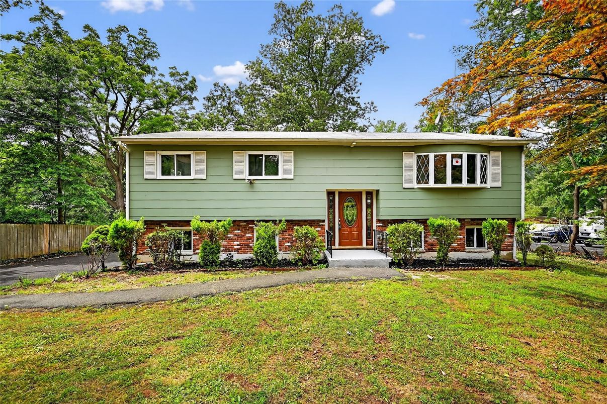 Exterior, Facade, Brick Facade, Raised Ranch