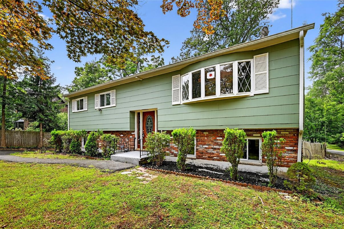 Exterior, Facade, Brick Facade, Raised Ranch