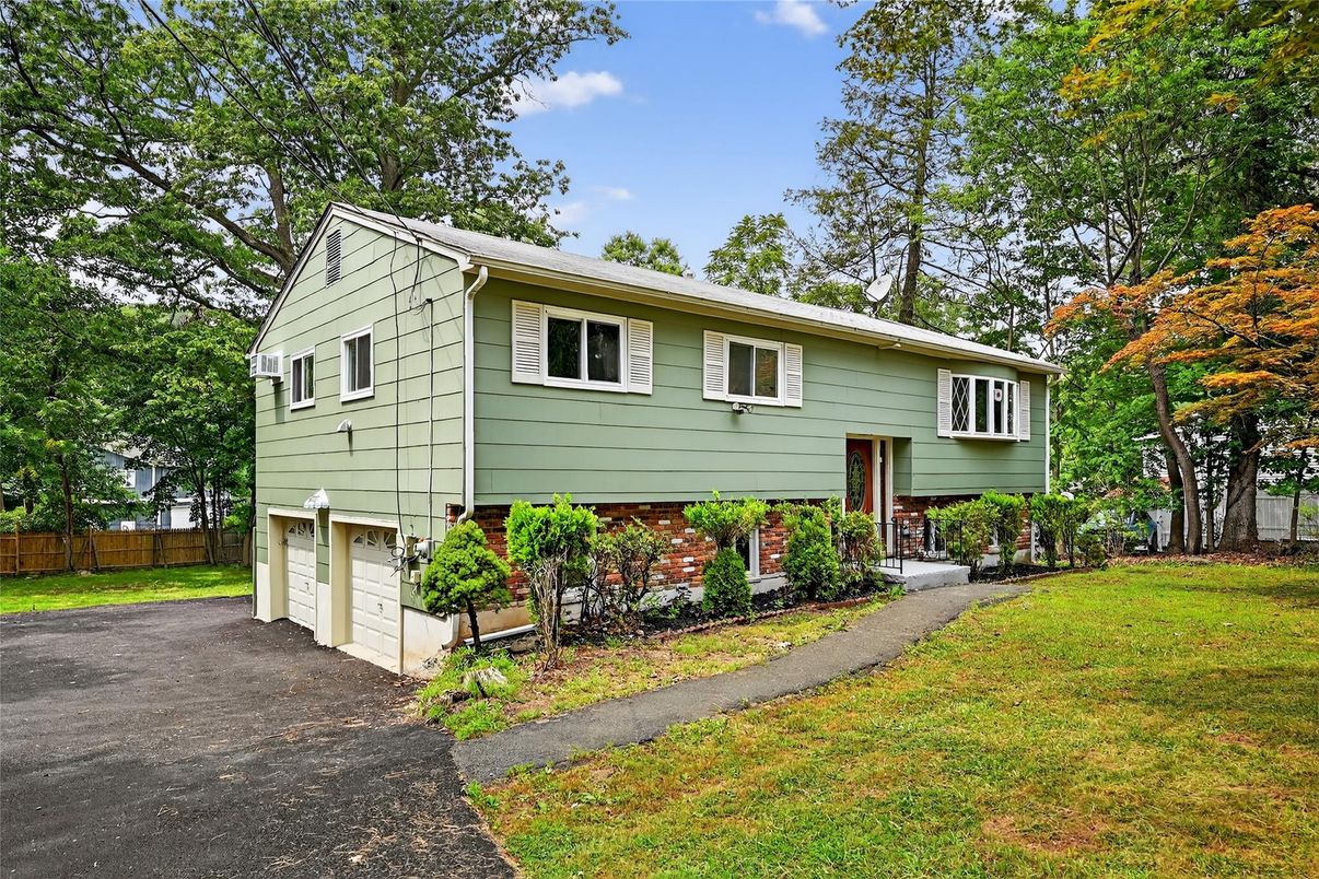Attached, Exterior, Facade, Brick Facade, Raised Ranch