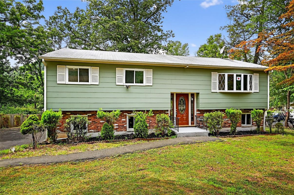 Exterior, Facade, Brick Facade, Raised Ranch