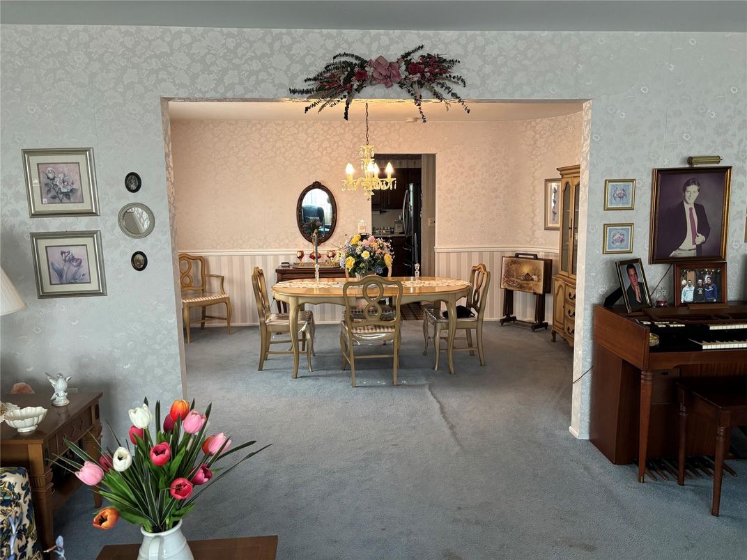 Chandelier, Dining room, Interior, Piano