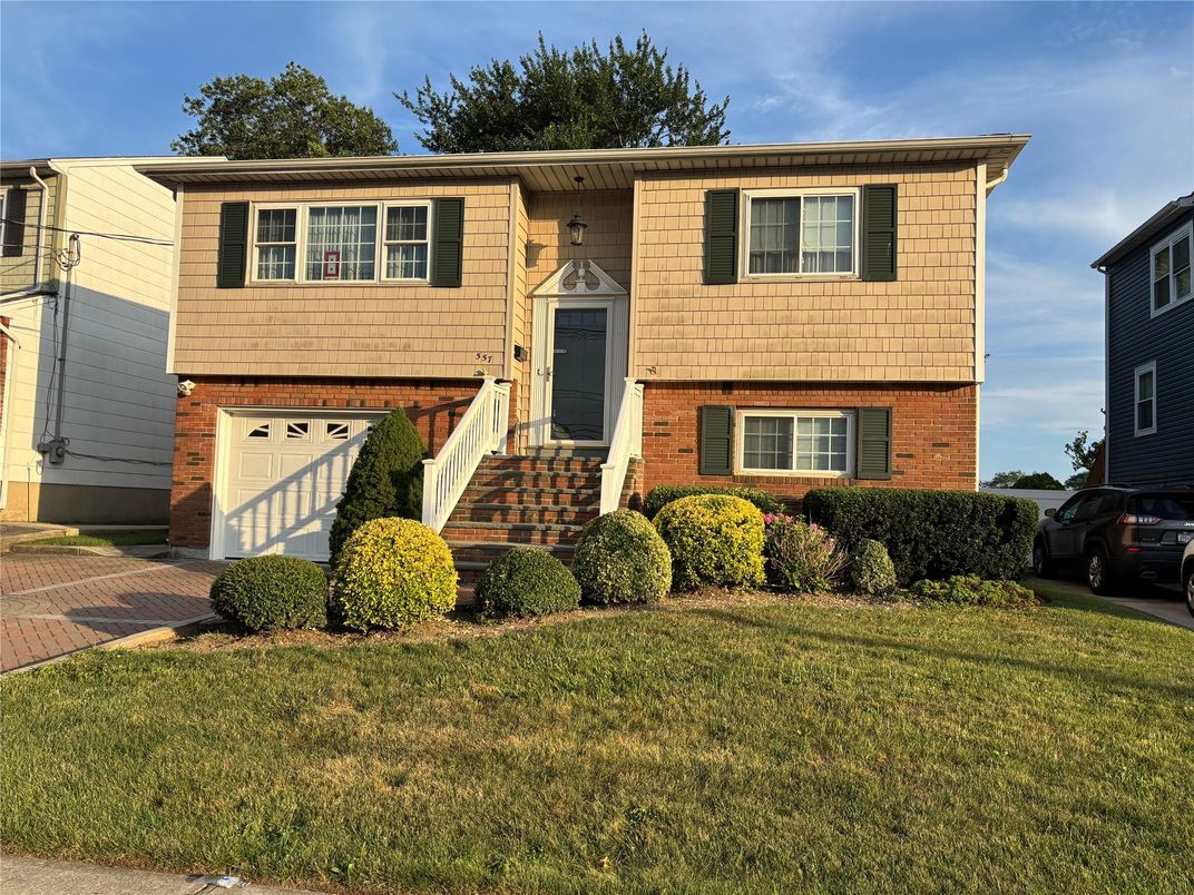 Attached, Exterior, Facade, Brick Facade, Raised Ranch