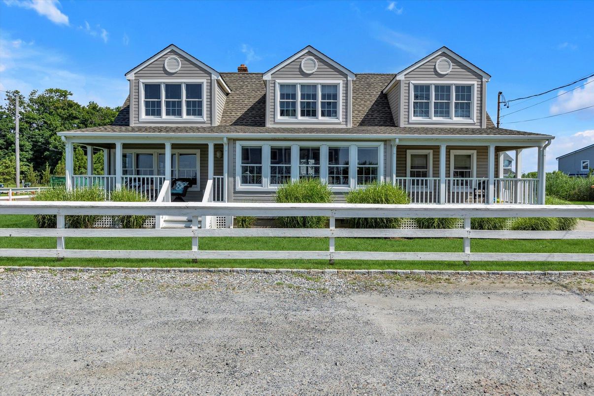 Exterior, Facade, Queen Anne Victorian