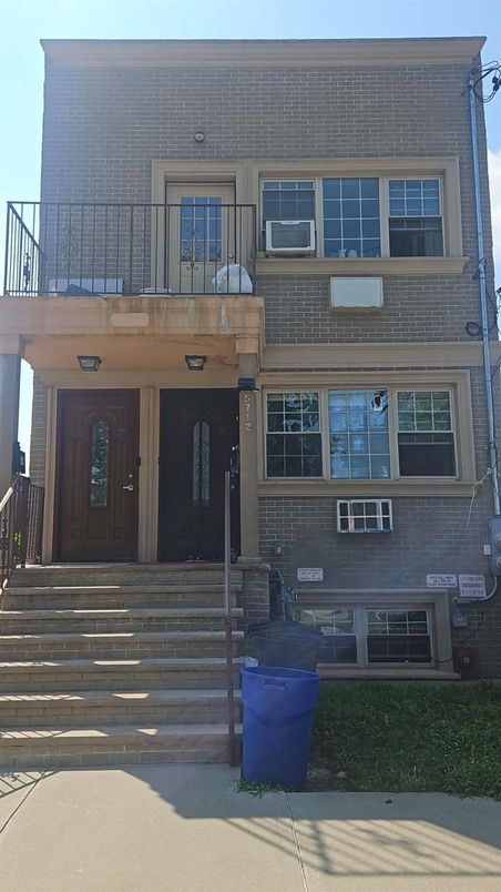 Exterior, Facade, Rowhouse