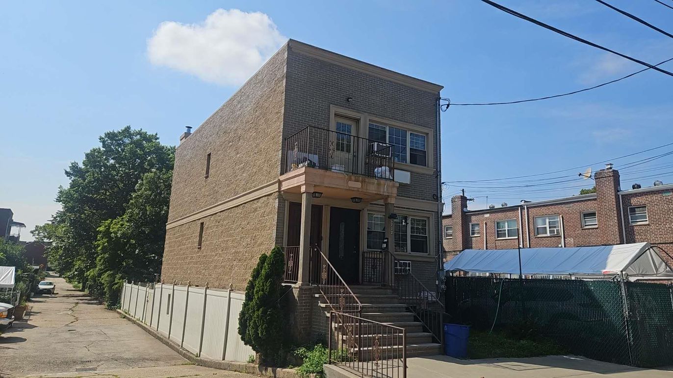 Exterior, Facade, Rowhouse