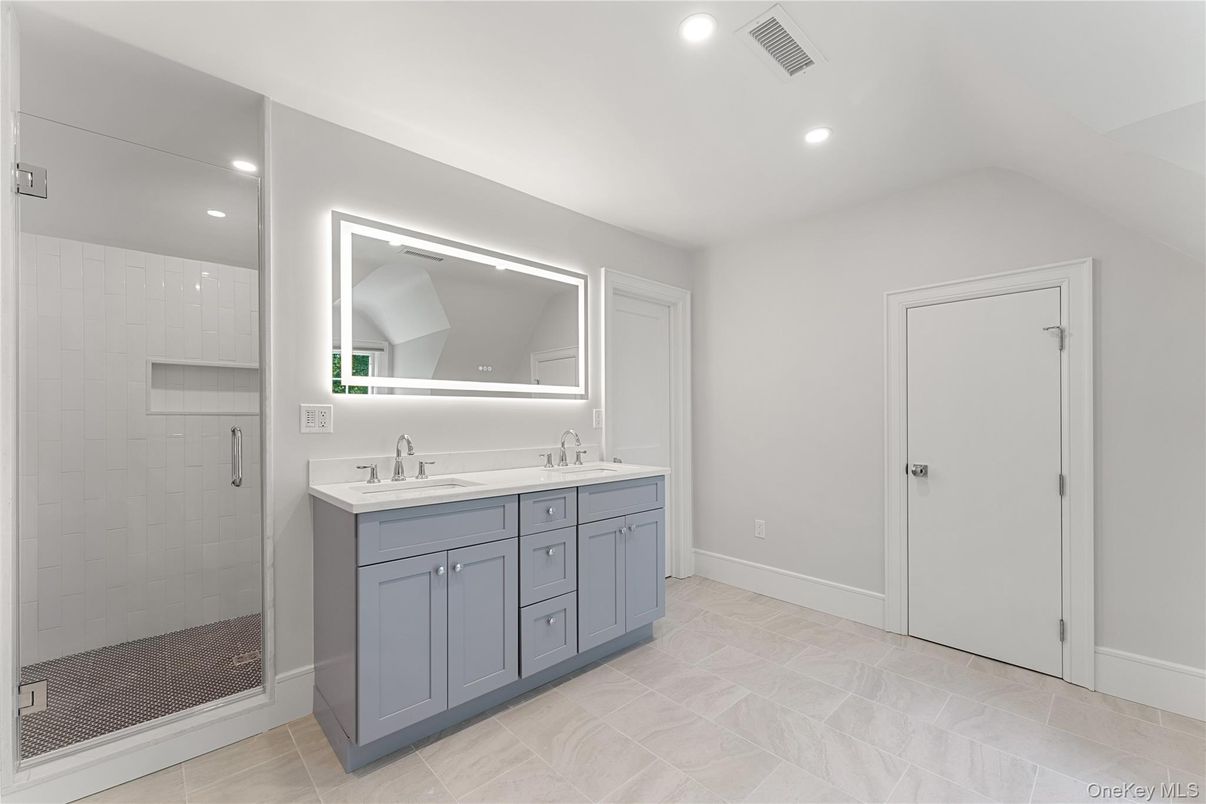 Bathroom, Dual Sink Vanities, Interior, Recessed Lighting