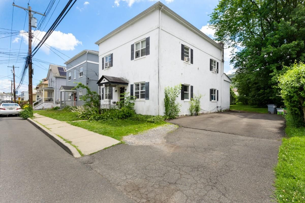 Exterior, Facade, Rowhouse