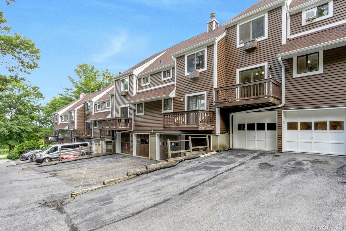 Attached, Exterior, Facade, Rowhouse