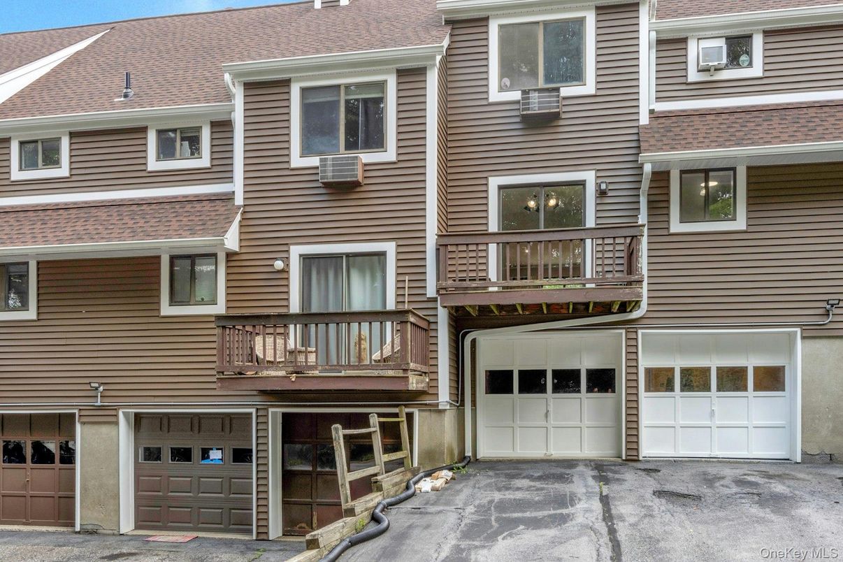 Attached, Exterior, Facade, Rowhouse