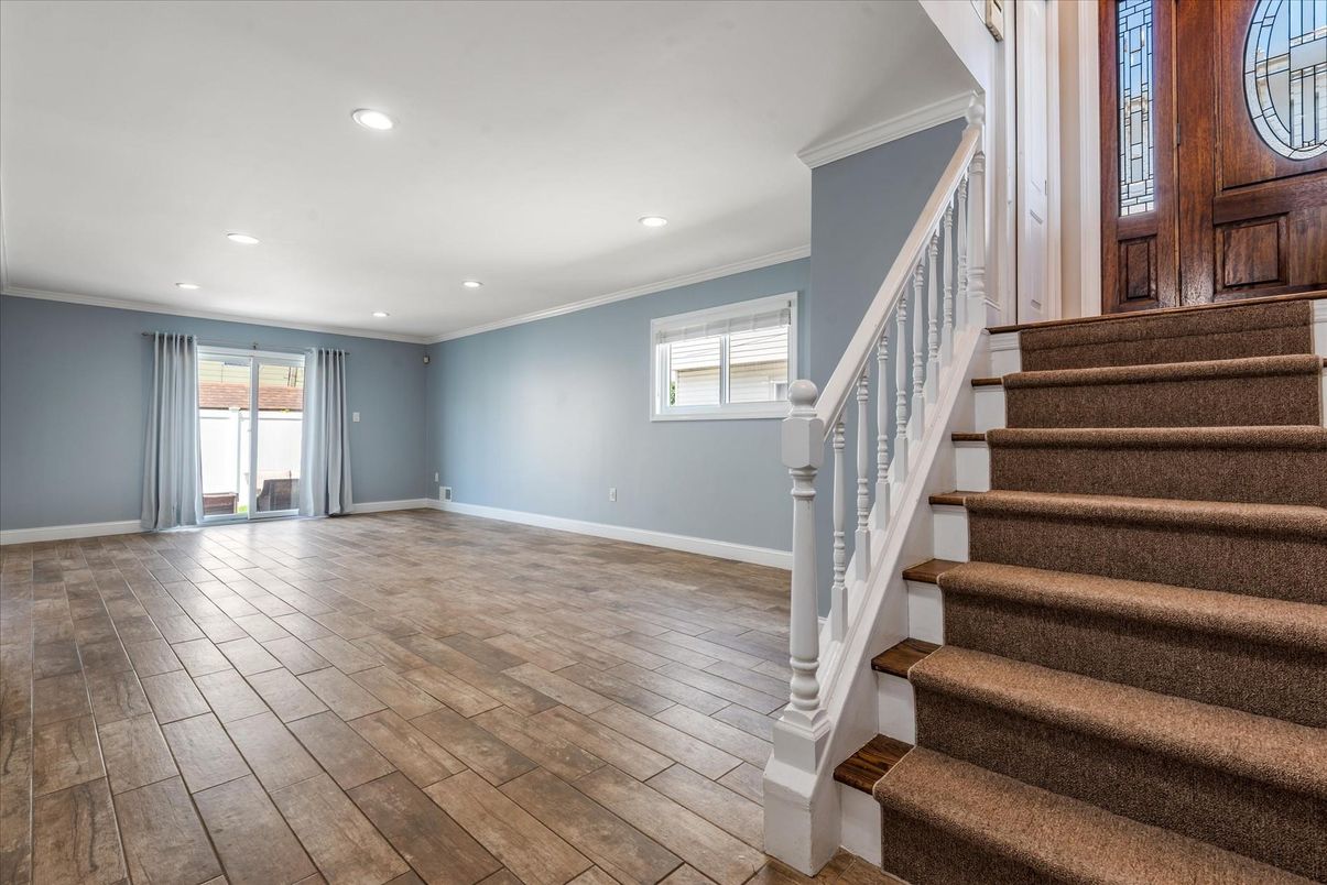 Interior, Recessed Lighting, Wood Texture Flooring
