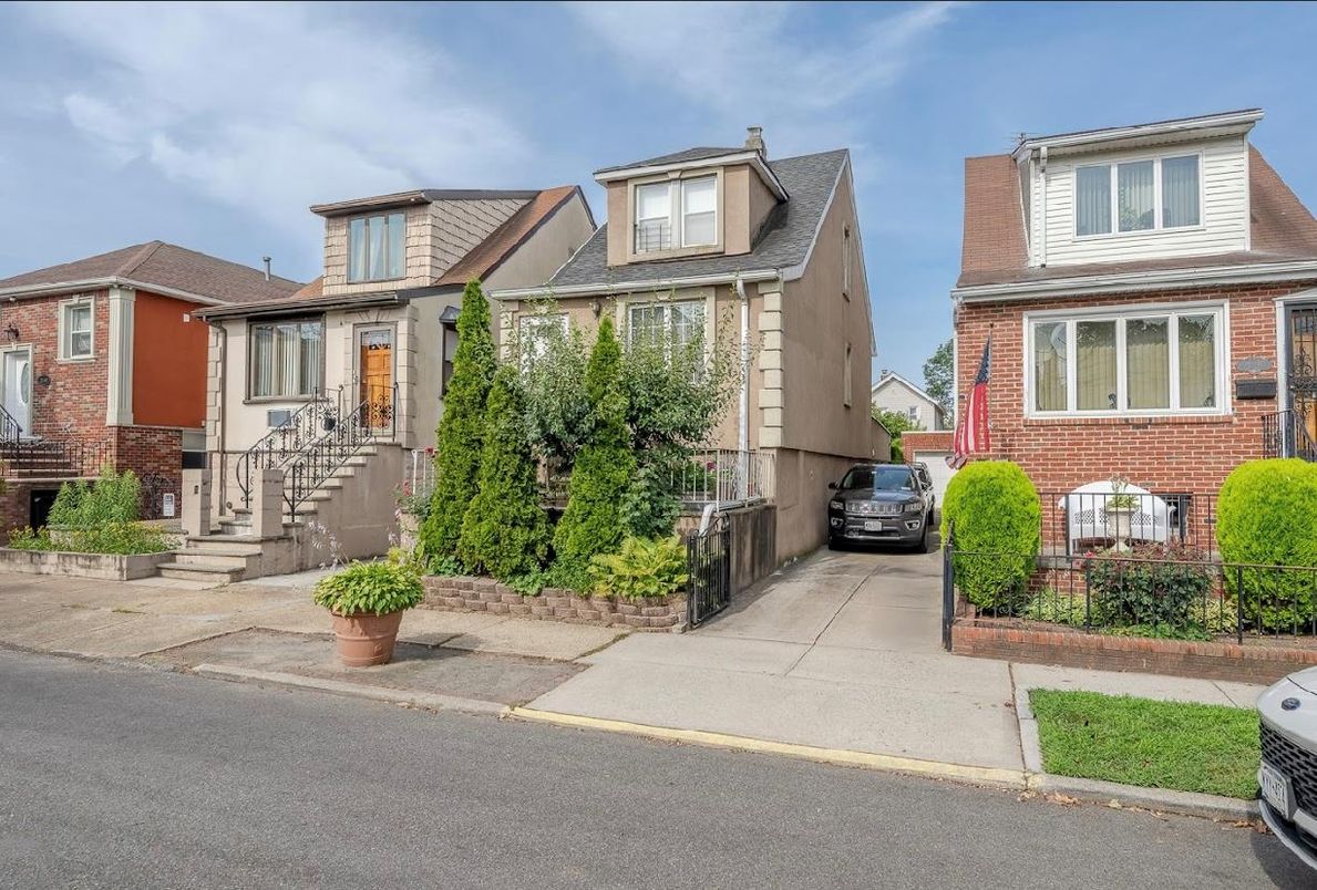 Exterior, Facade, Brick Facade, American Foursquare
