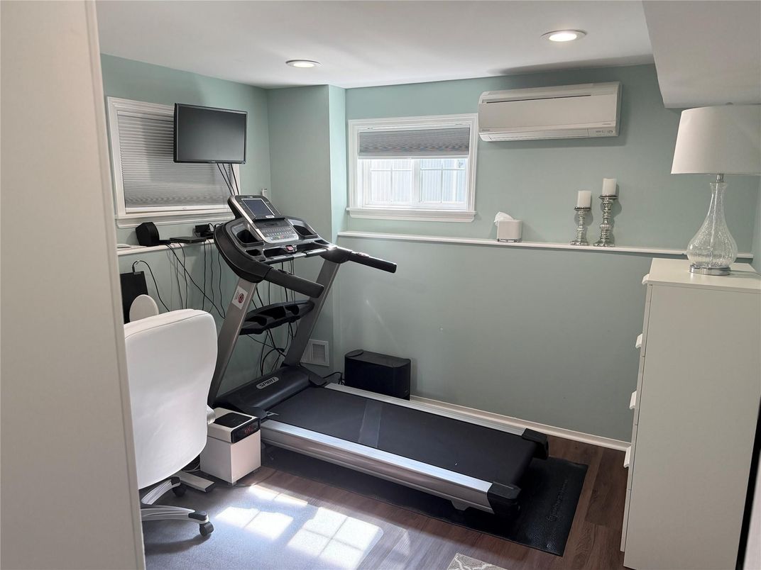 Fitness Equipment, Interior, Recessed Lighting, Wood Texture Flooring