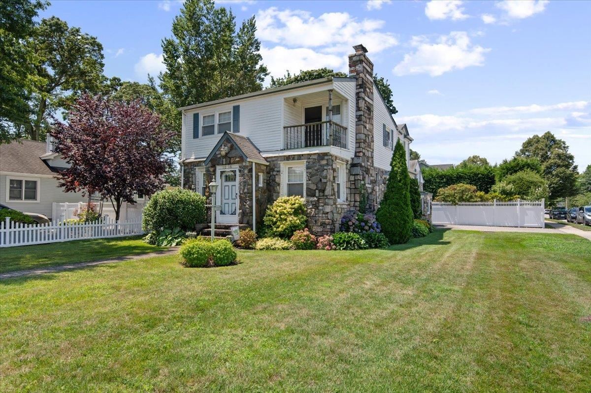 Backyard, Exterior, Facade, Queen Anne Victorian
