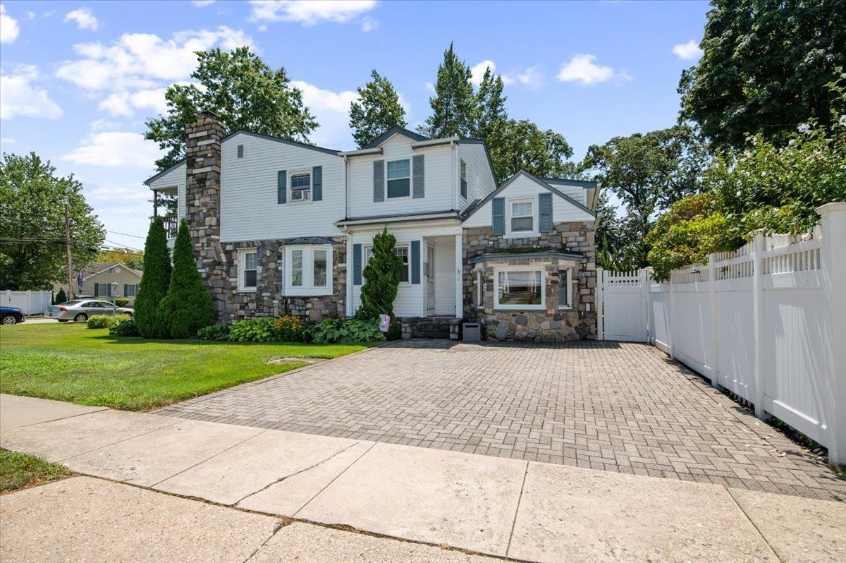 Exterior, Facade, Queen Anne Victorian