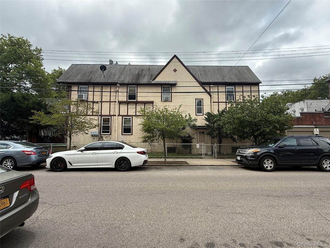Exterior, Facade, Queen Anne Victorian
