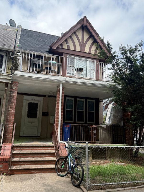 Exterior, Facade, Brick Facade, Queen Anne Victorian