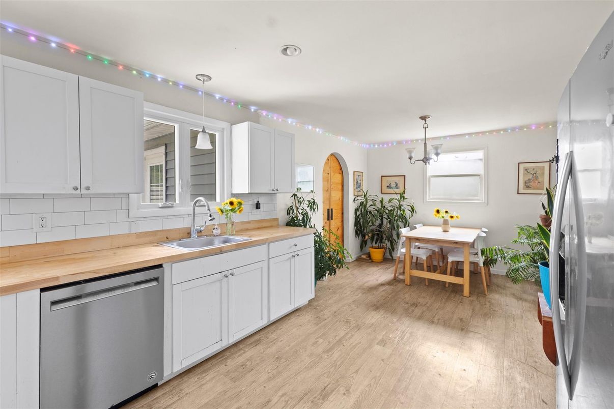 Chandelier, Dining room, Interior, Kitchen, Pendant Lights, Recessed Lighting, Stainless Steel Appliances, Wood Texture Flooring