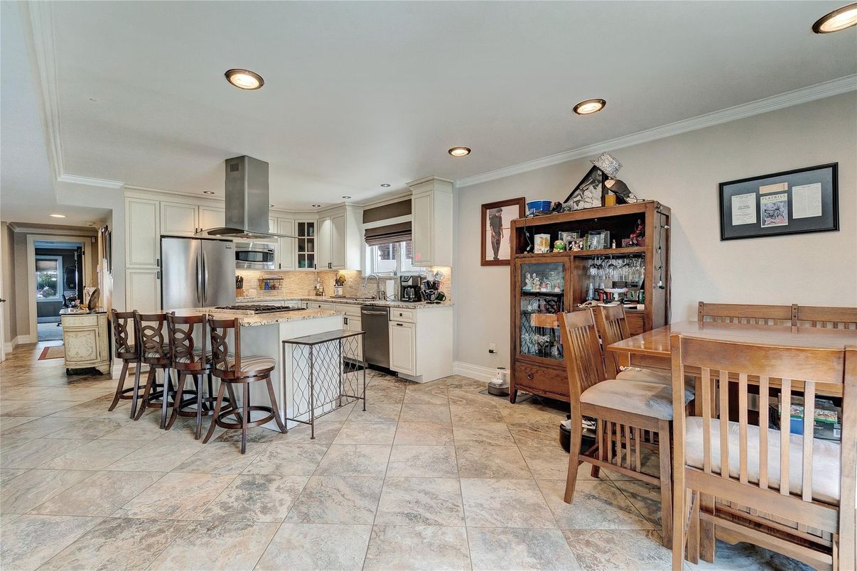 Dining room, Interior, Kitchen, Recessed Lighting, Stainless Steel Appliances