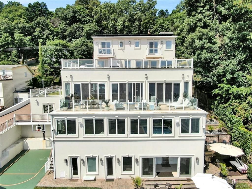 Exterior, Facade, American Foursquare