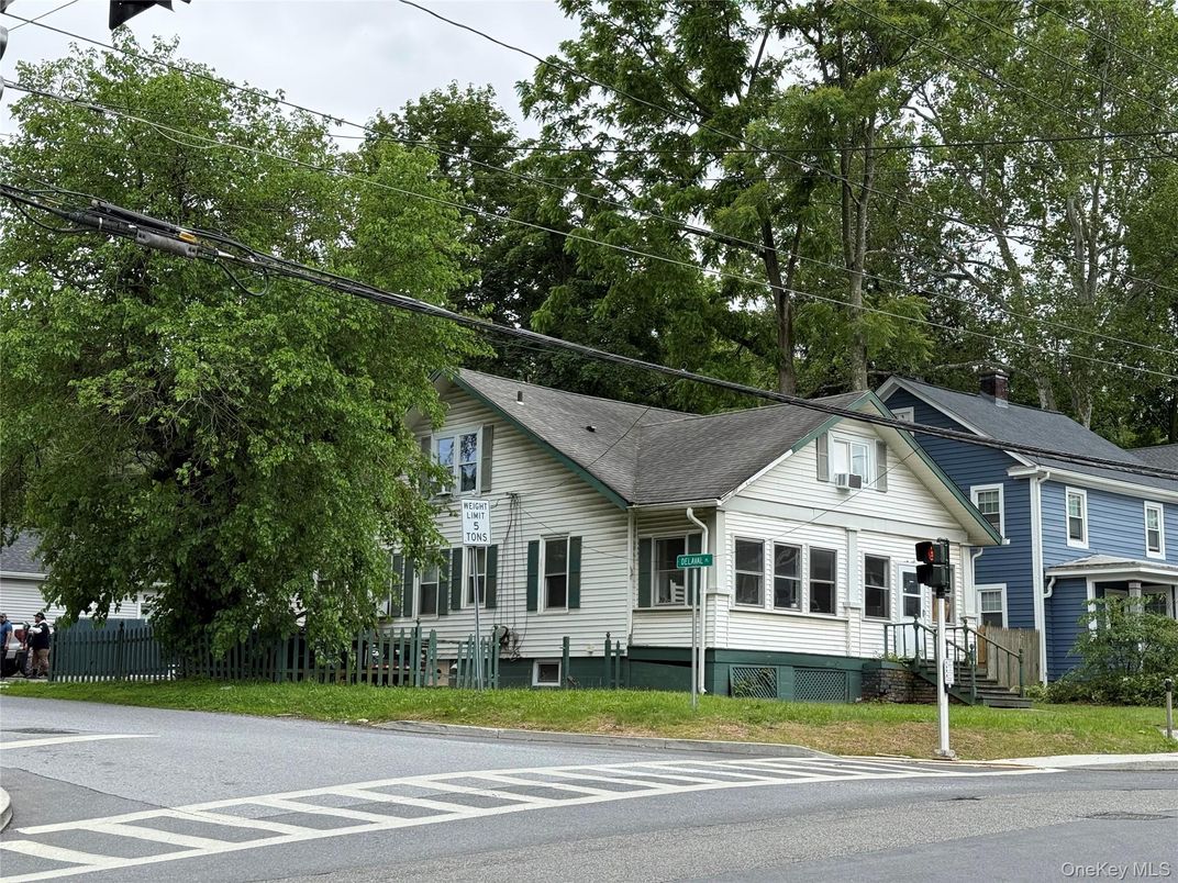 Exterior, Facade, Queen Anne Victorian