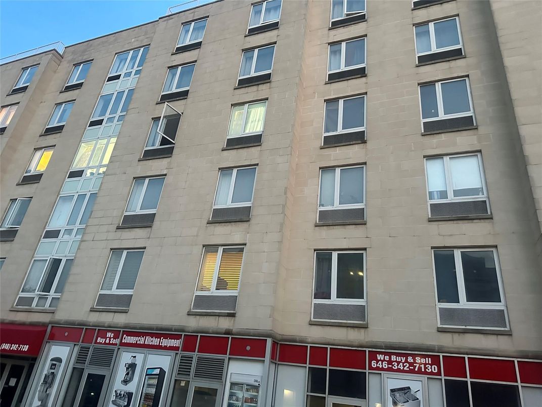 Exterior, Facade, Rowhouse