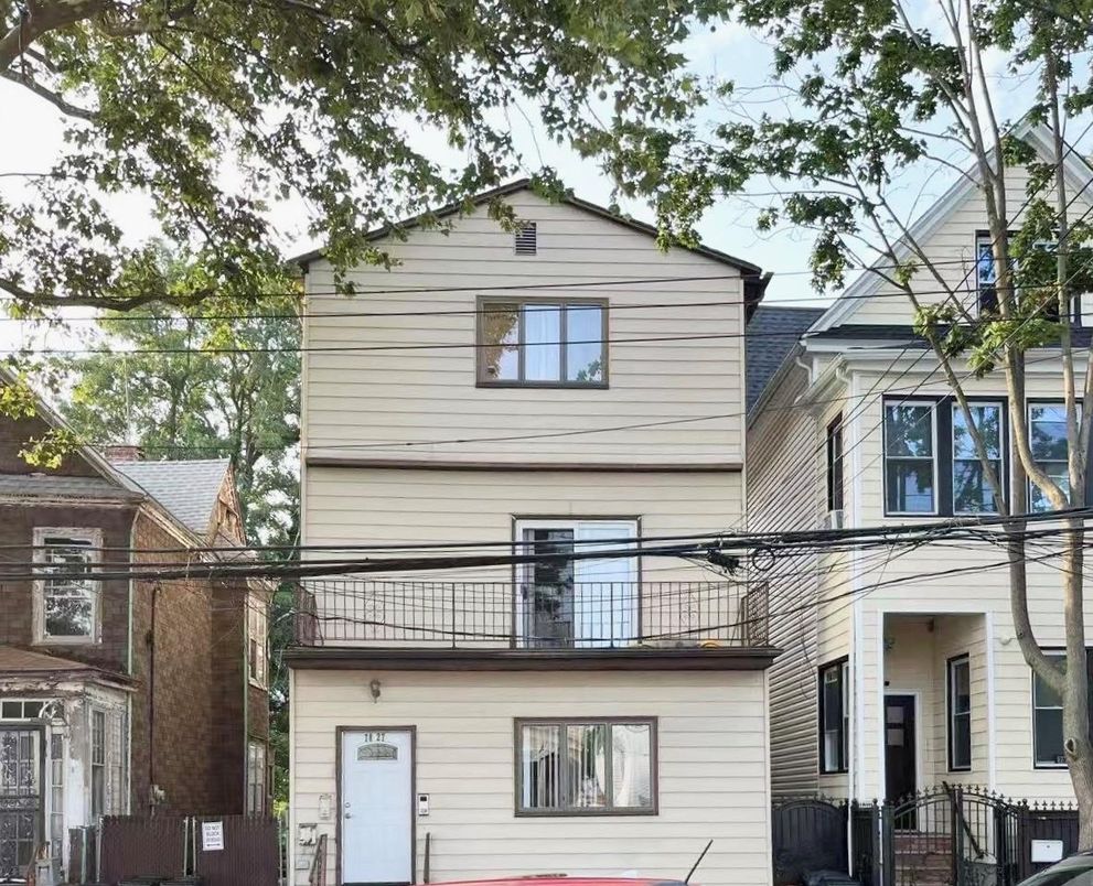 Exterior, Facade, Queen Anne Victorian