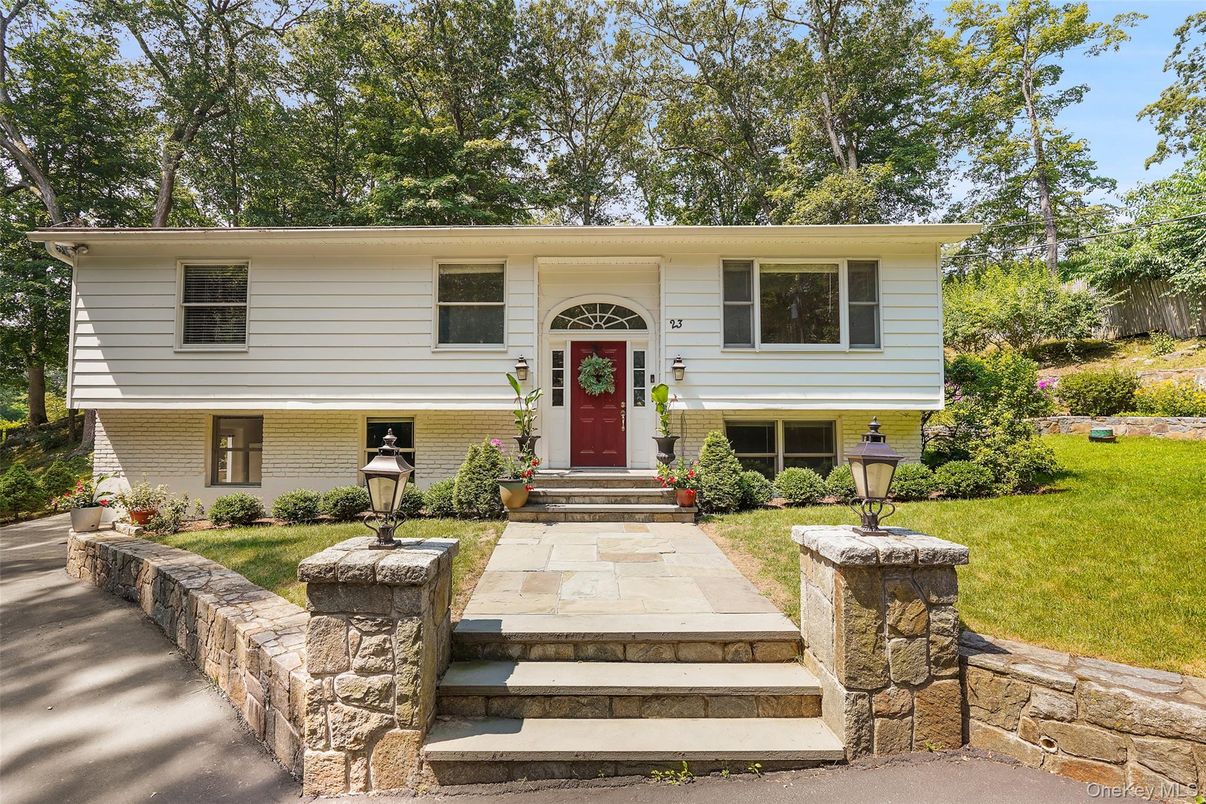 Exterior, Facade, Raised Ranch