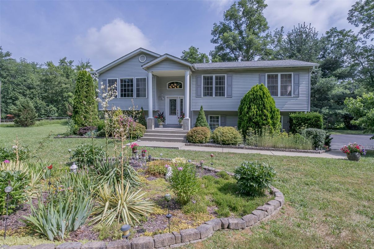 Backyard, Exterior, Facade, Raised Ranch