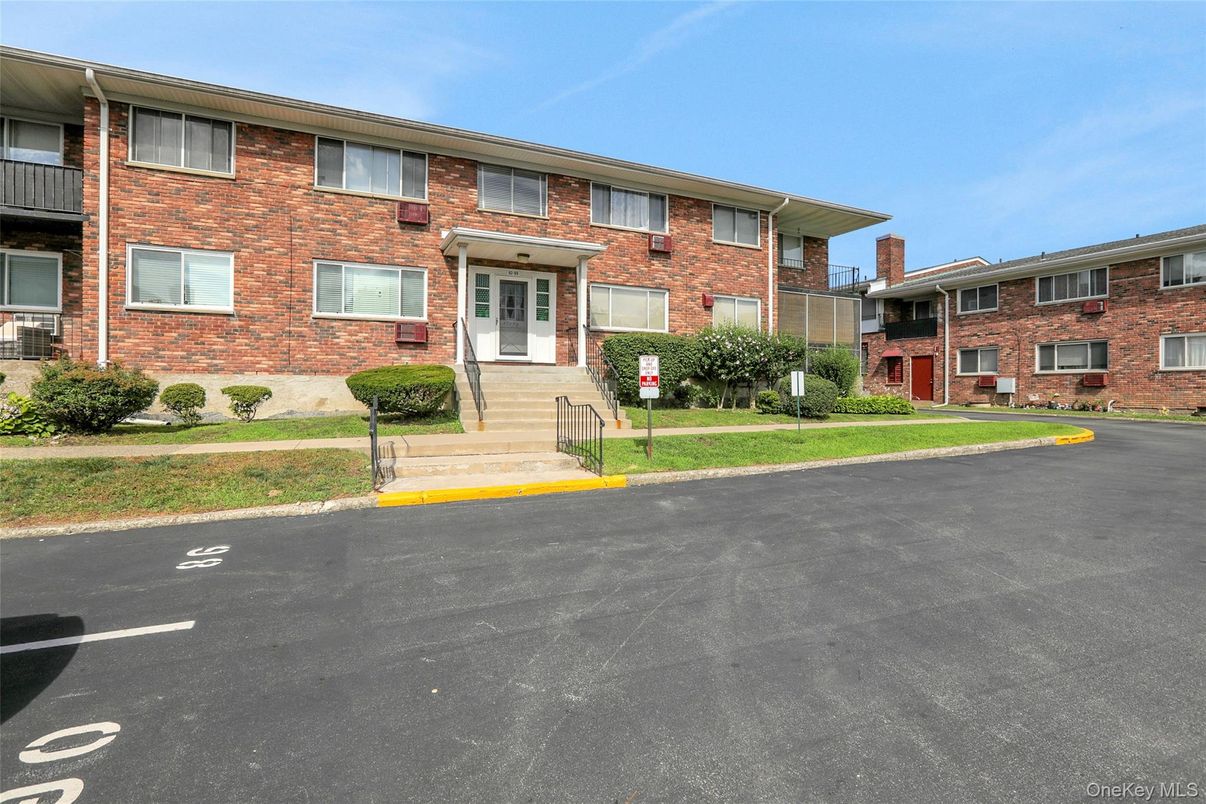 Exterior, Facade, Brick Facade, Georgian