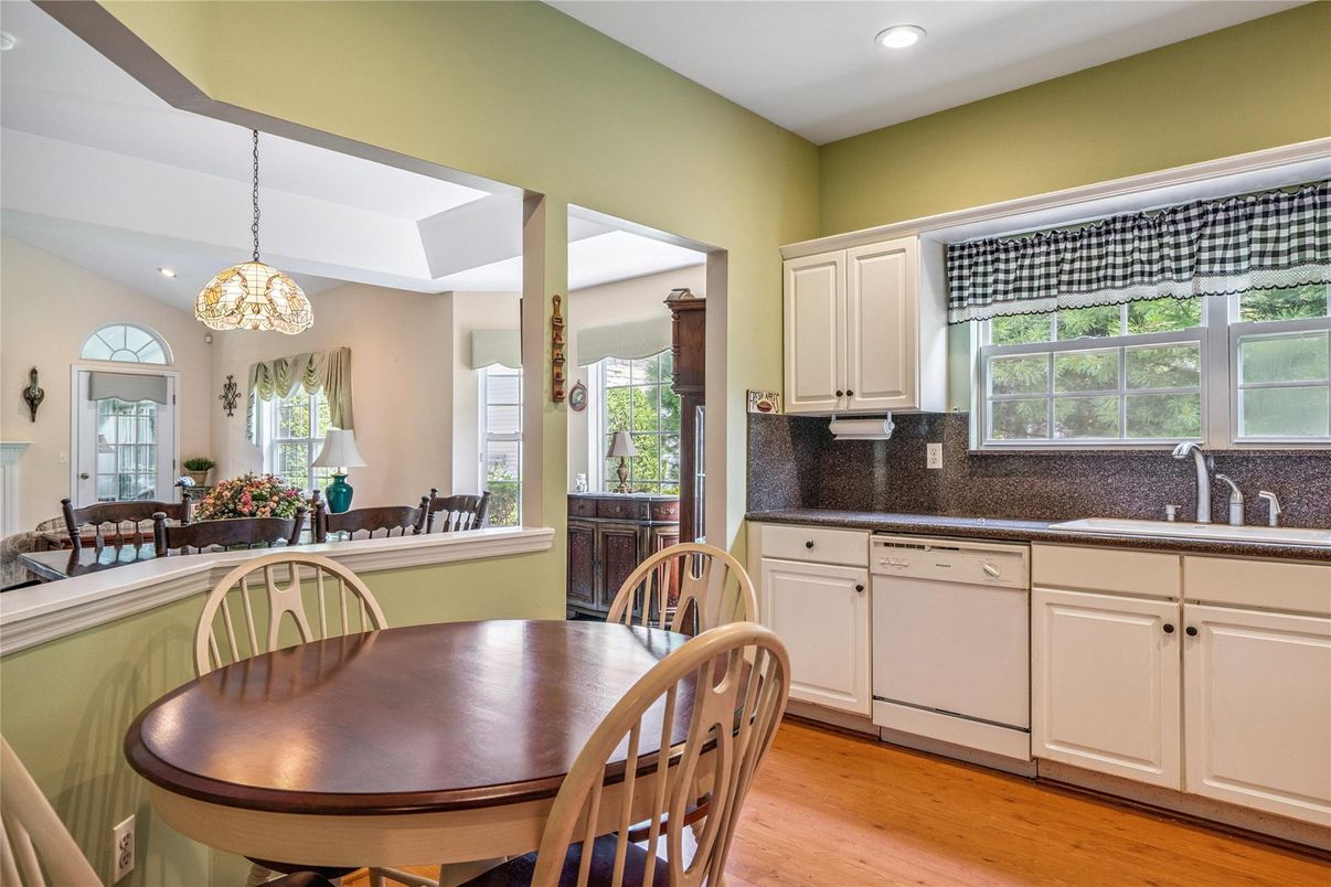 Dining room, Interior, Kitchen, Pendant Lights, Recessed Lighting, Wood Texture Flooring