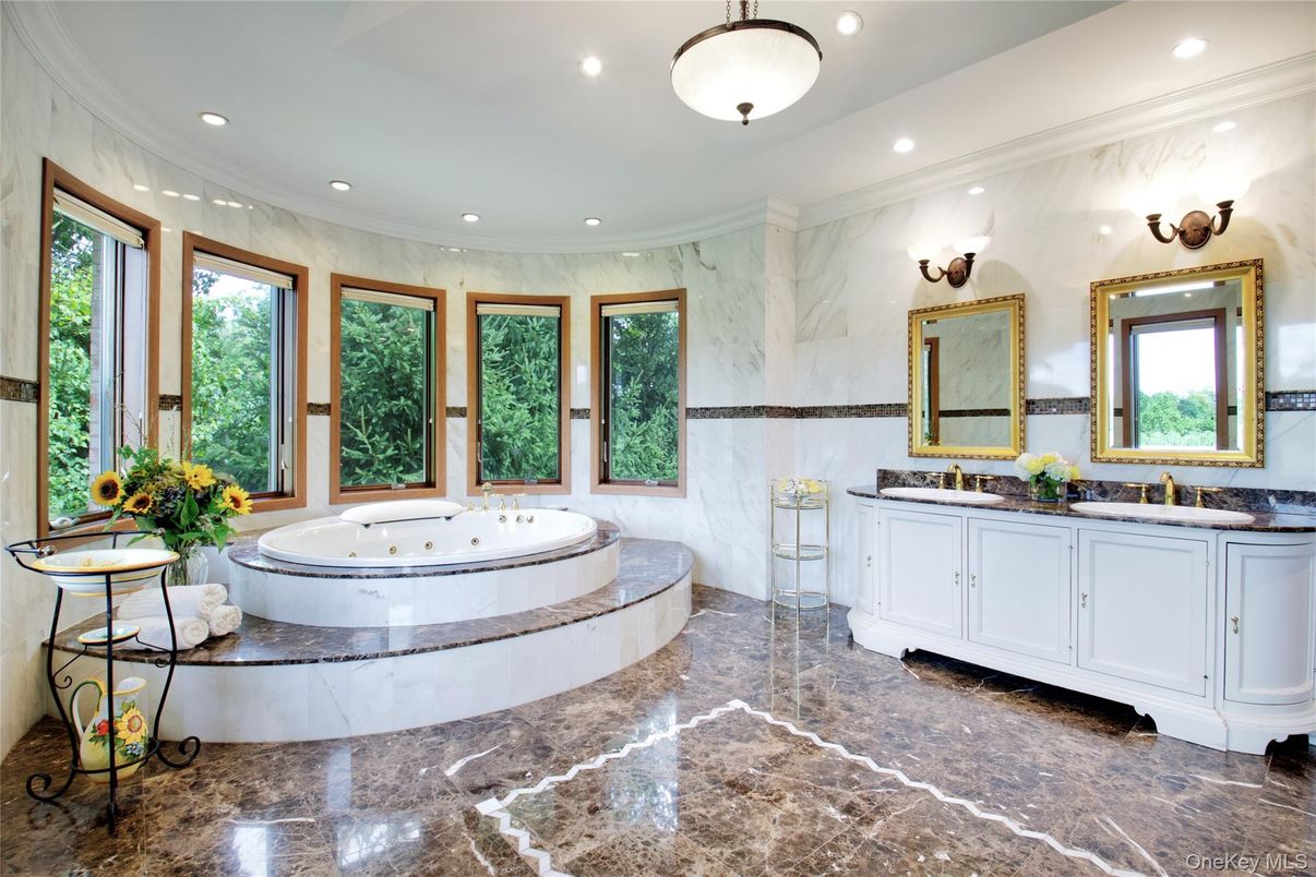 Bathroom, Dual Sink Vanities, Interior, Recessed Lighting