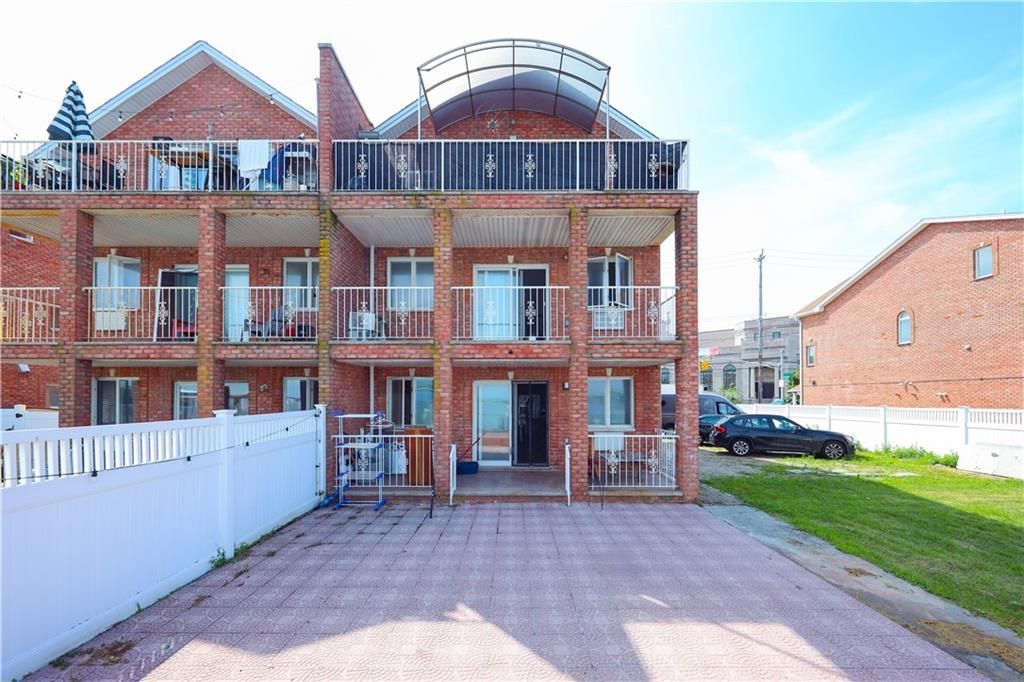 Exterior, Facade, Brick Facade, Rowhouse