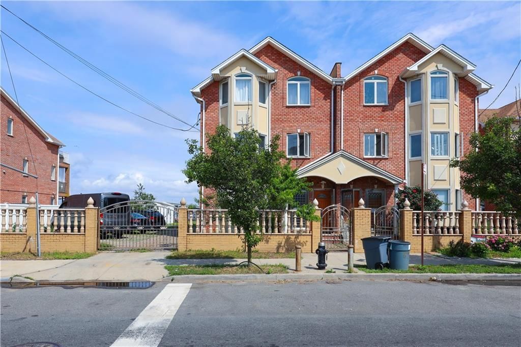 Exterior, Facade, Brick Facade, Rowhouse