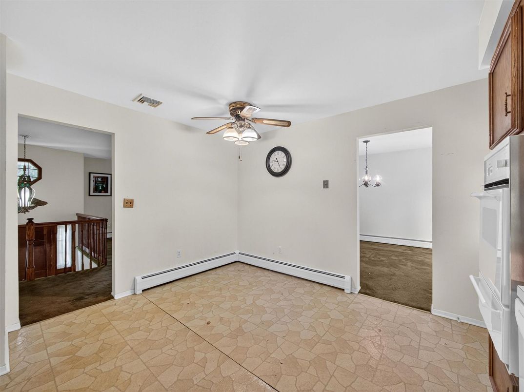 Empty room, Interior, Pendant Lights